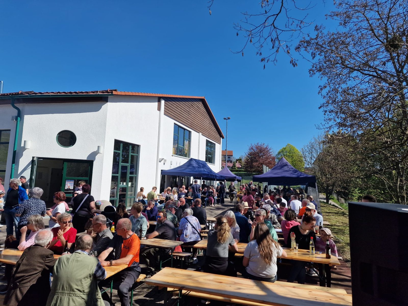 Gut gefüllter Festplatz mit vielen Besuchern