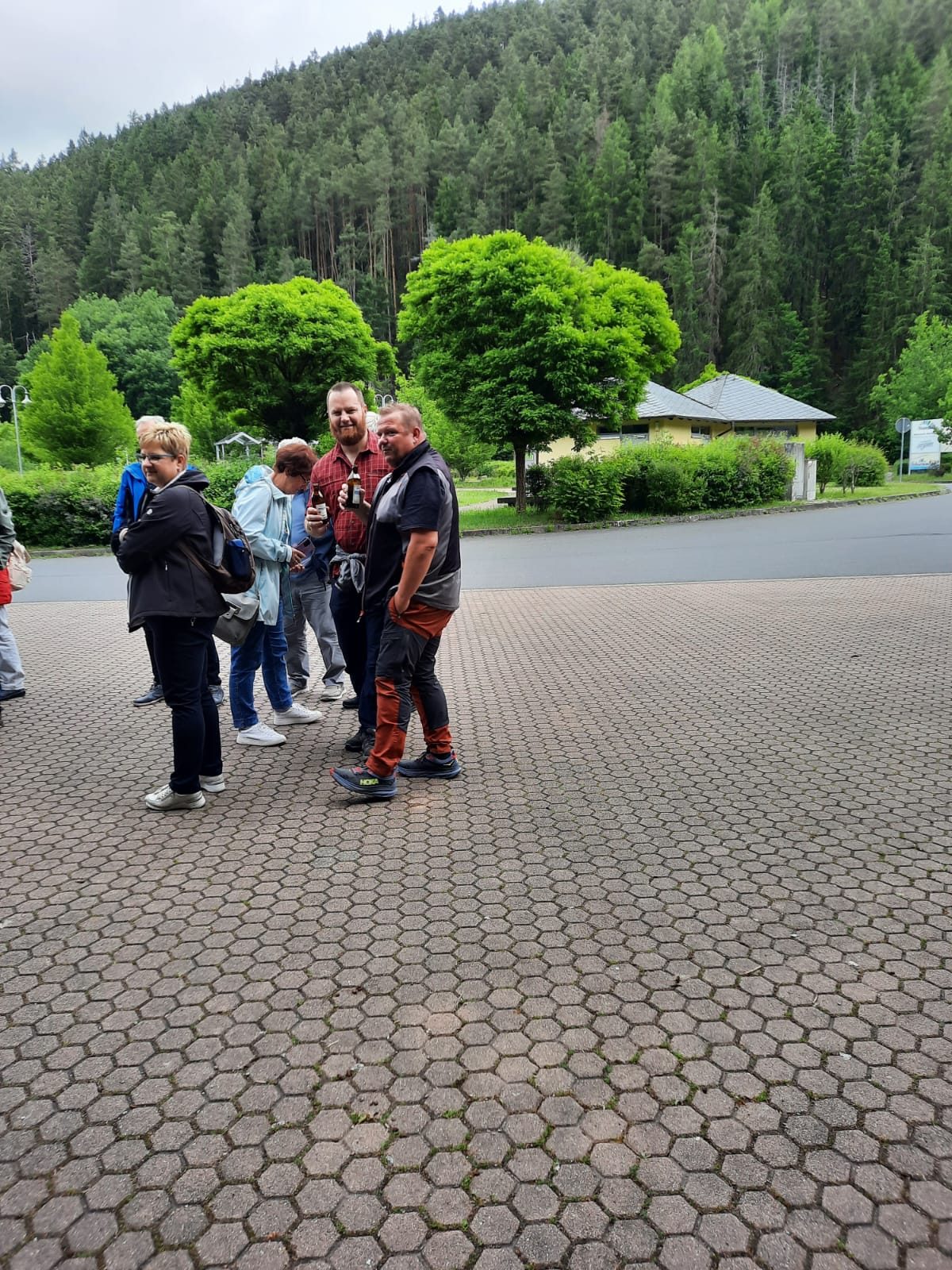 Gruppe von Ausflüglern auf dem Parkplatz