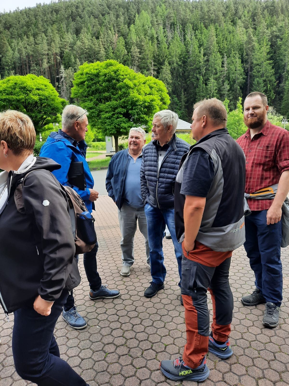 Gruppe im Gespräch vor dem Bus