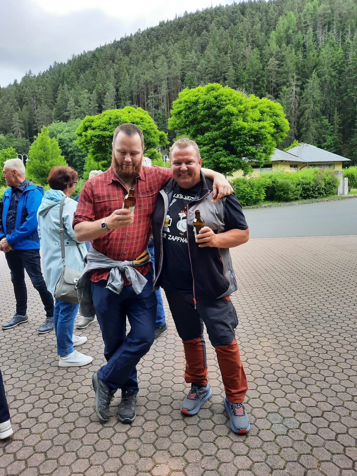 Zwei Vereinsmitglieder posieren gemeinsam