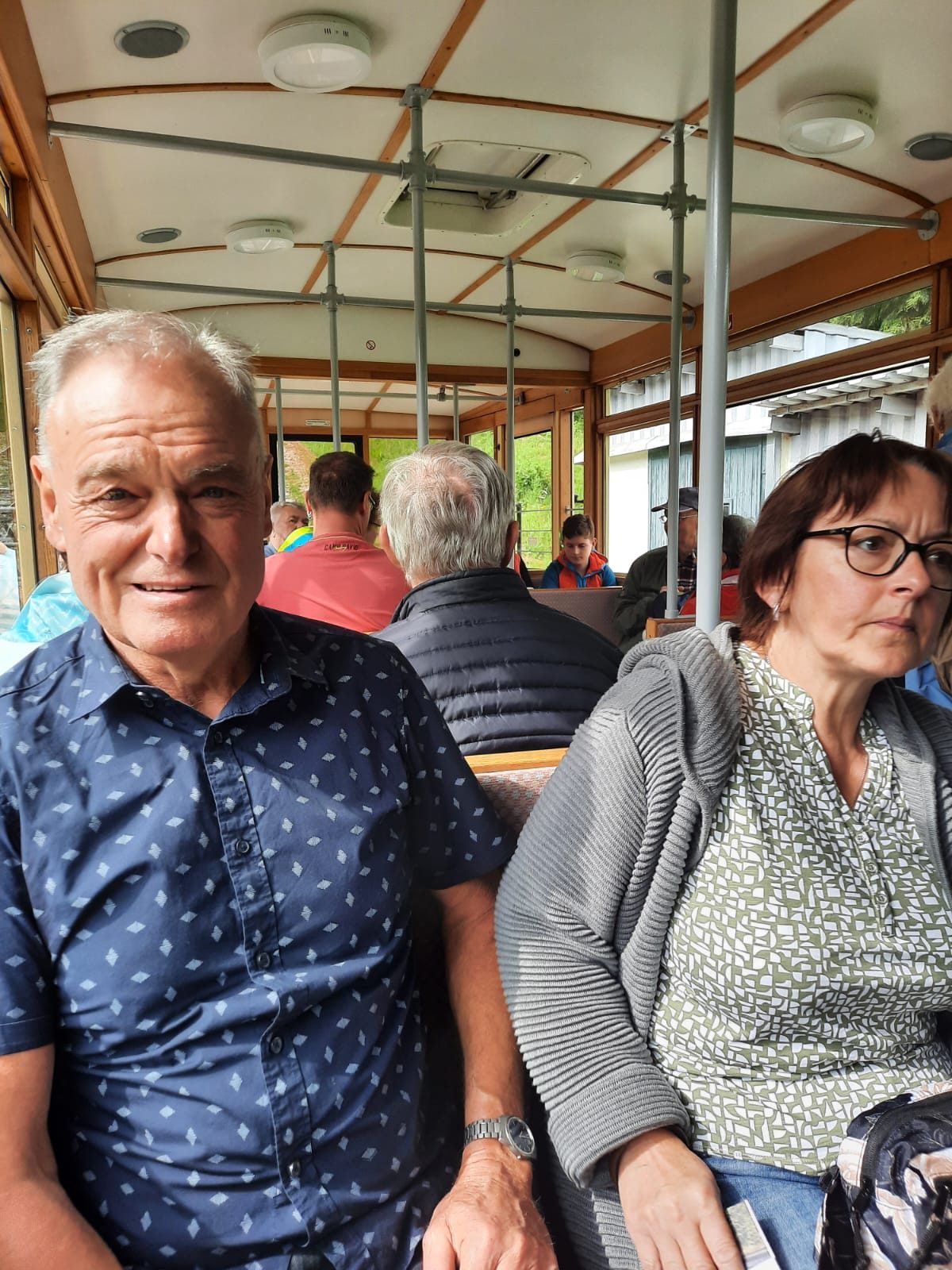 Fahrgäste im historischen Wagen der Bergbahn