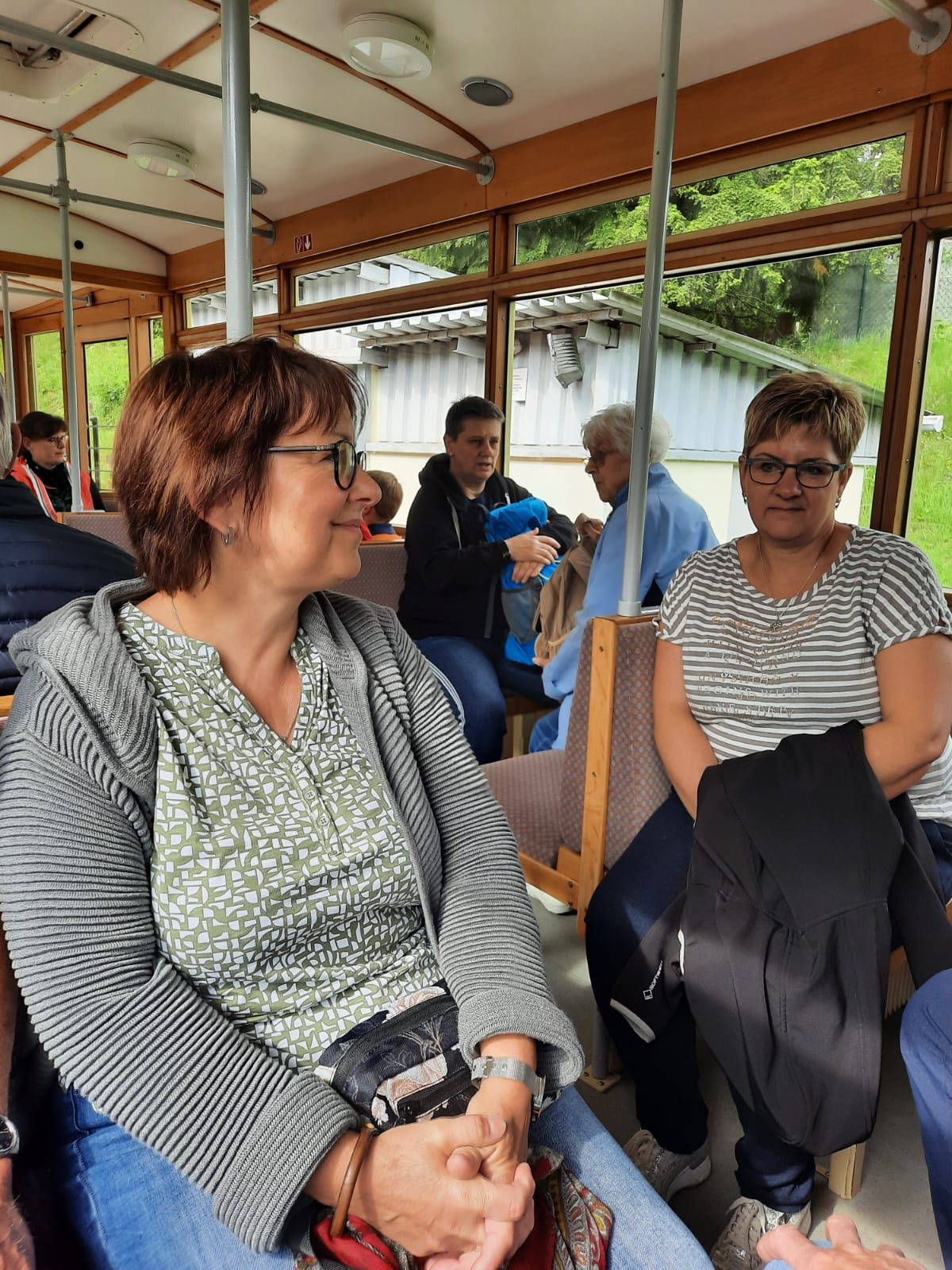 Vereinsmitglieder im Holzwagen der Bergbahn