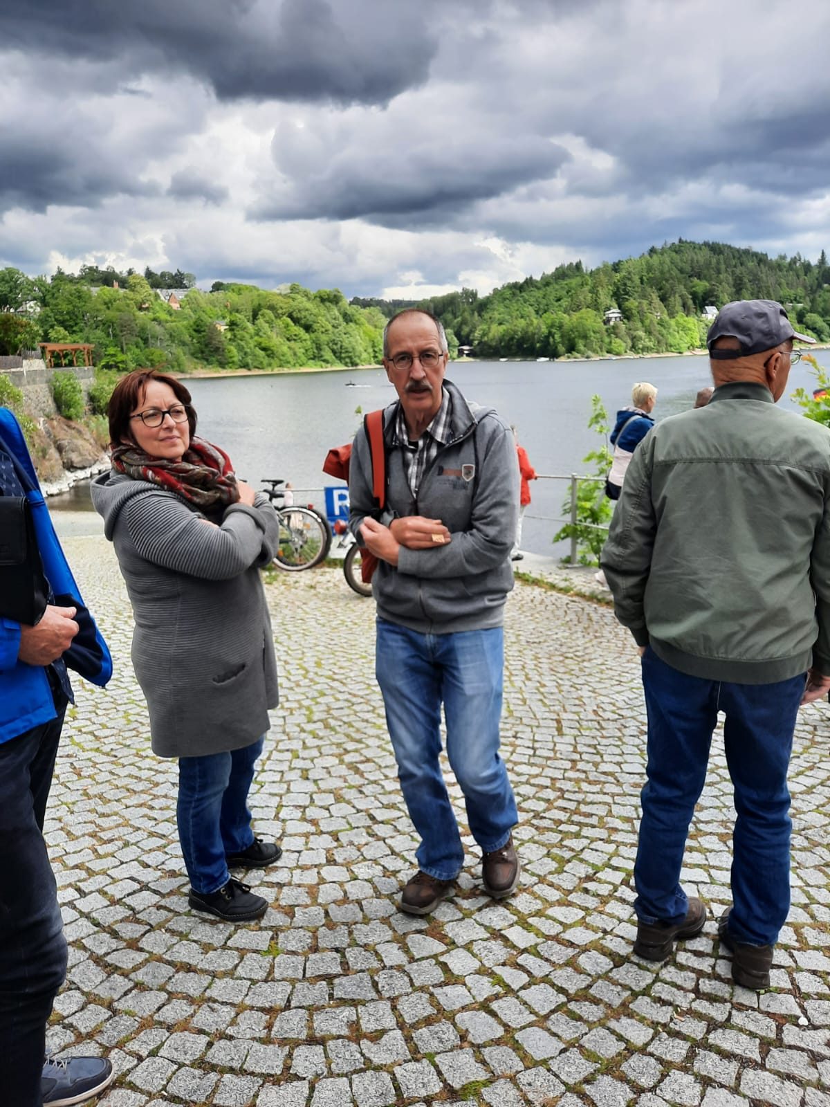 Vereinsmitglieder am Ufer der Talsperre