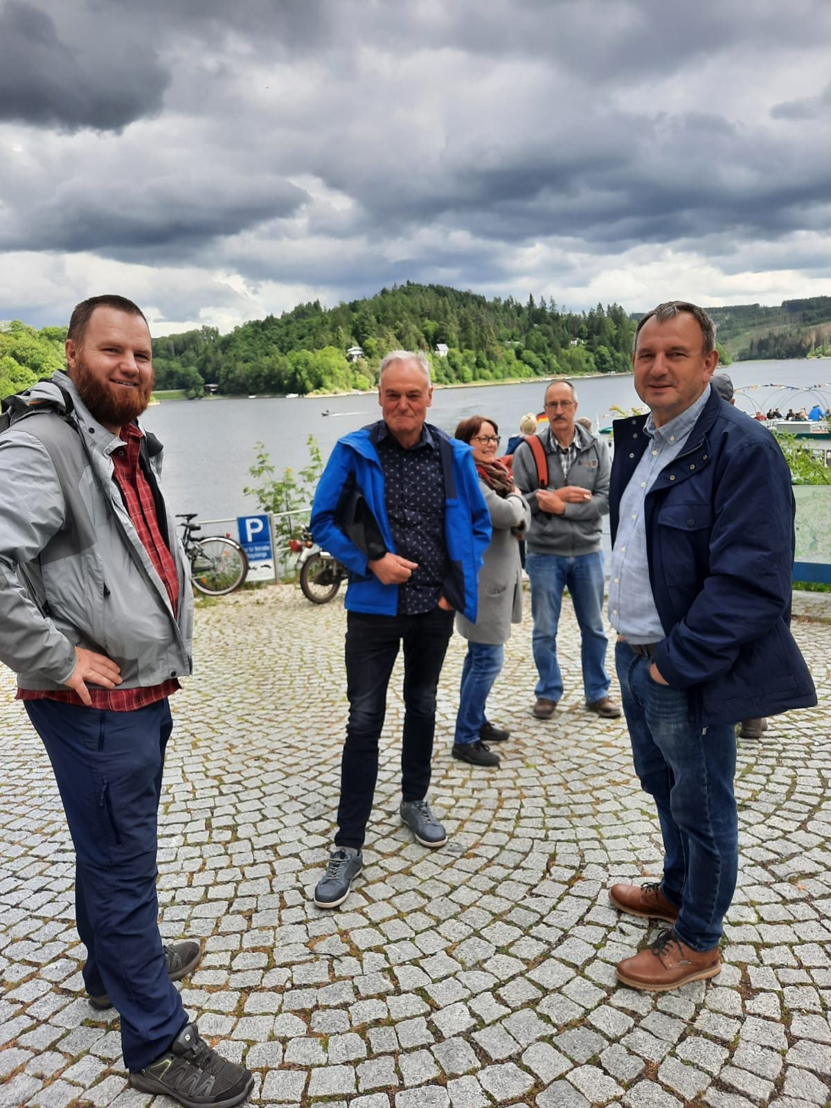 Gruppe am Ufer vor dem Stausee