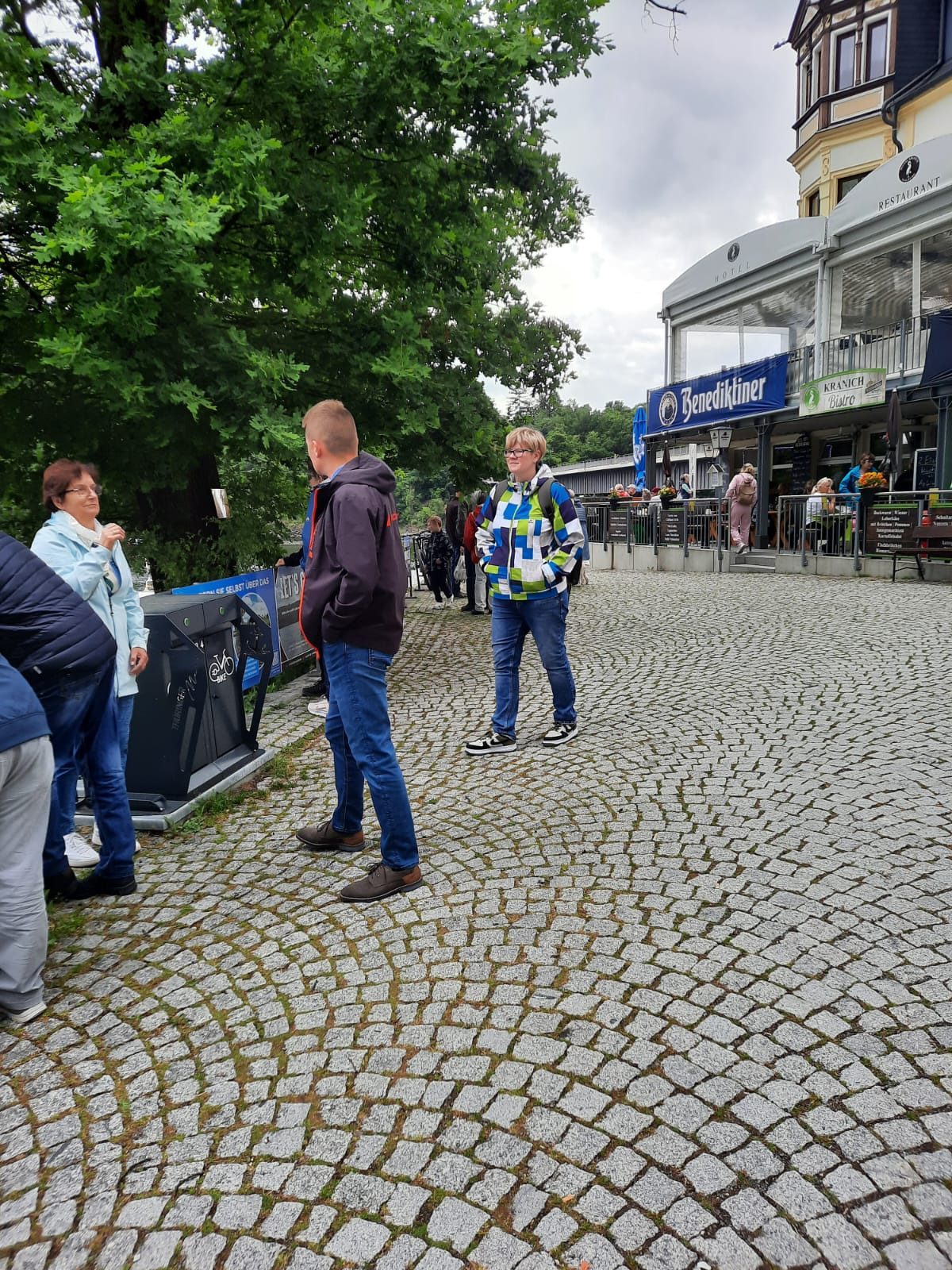 Ausflügler auf der Uferpromenade