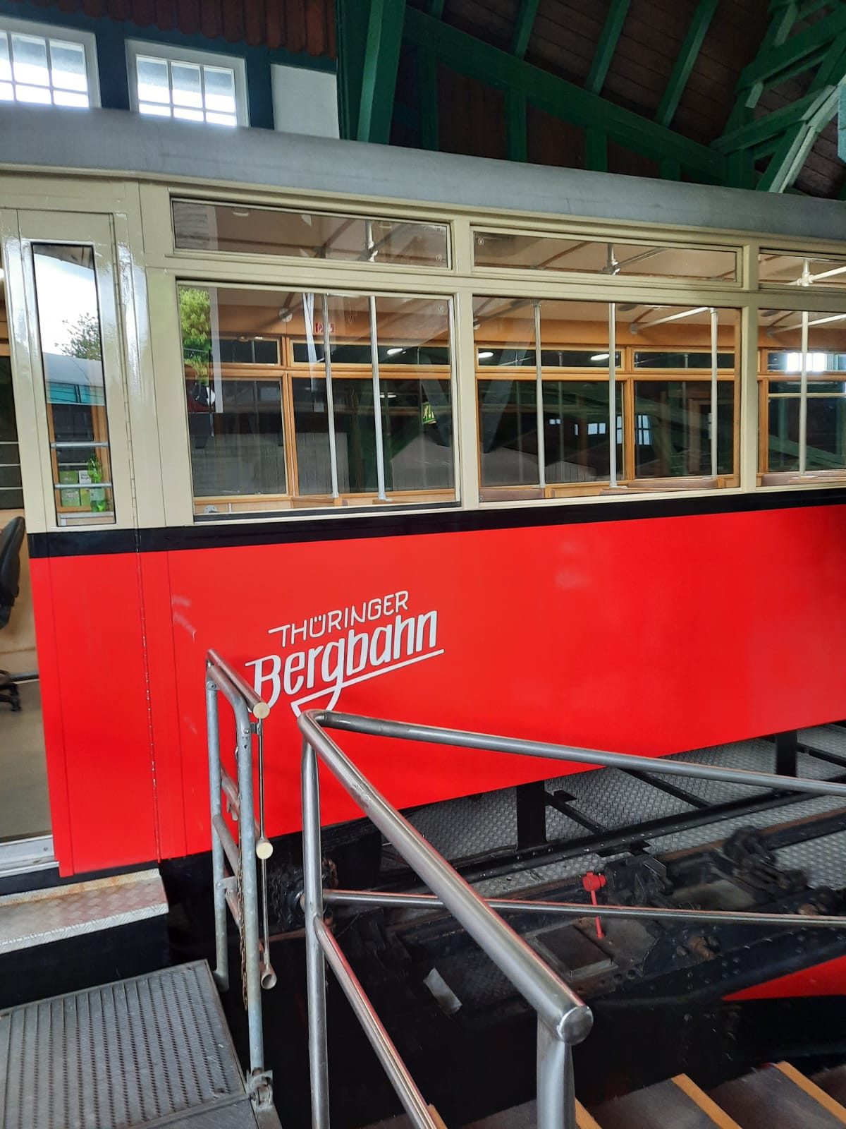 Historischer Wagen der Thüringer Bergbahn in der Halle