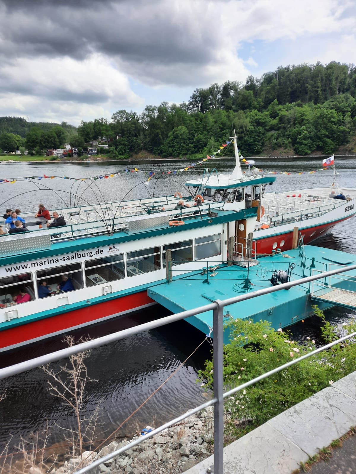 Ausflugsschiffe am Anleger der Talsperre