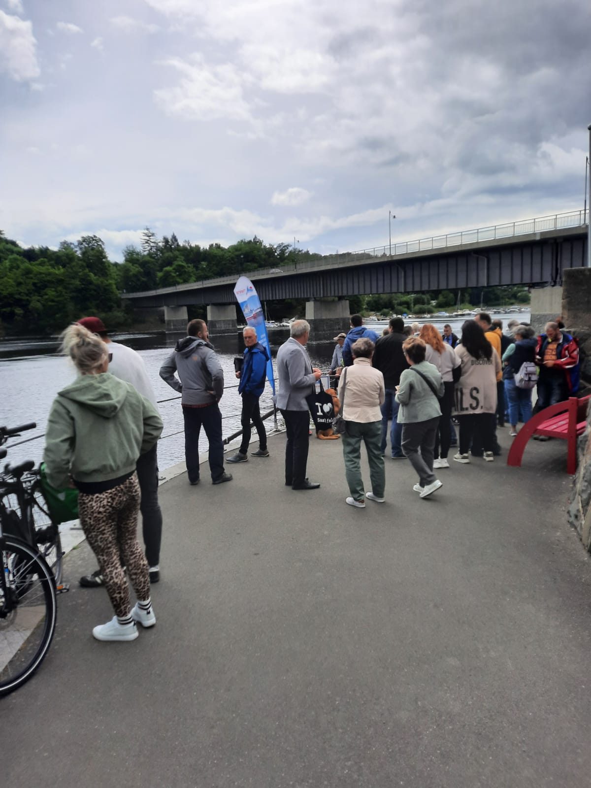 Wartende Gruppe am Schiffsanleger