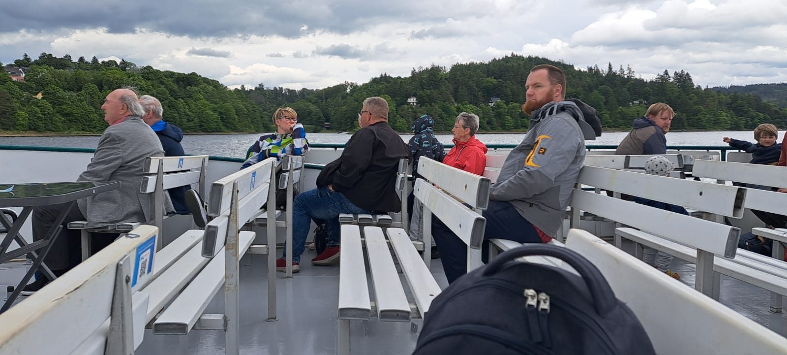 Vereinsmitglieder auf dem Oberdeck des Schiffes