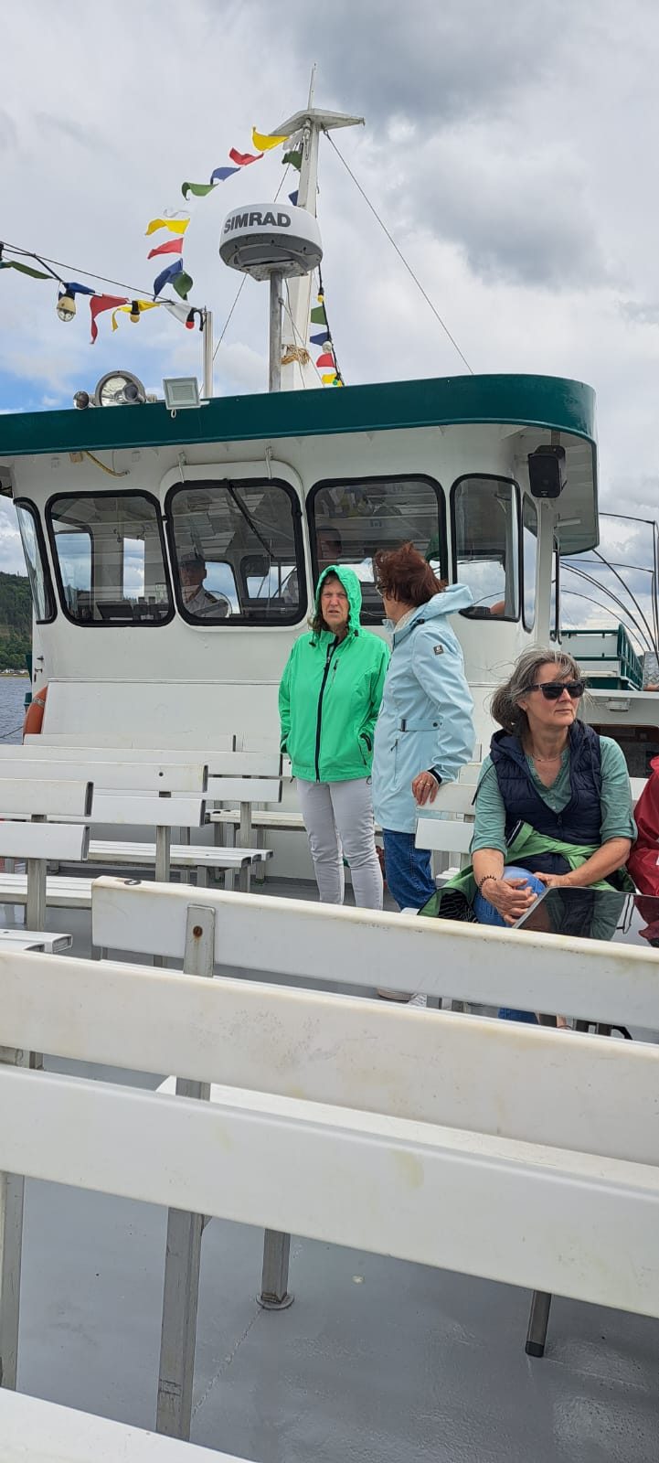 Ausflügler auf dem Oberdeck des Fahrgastschiffes