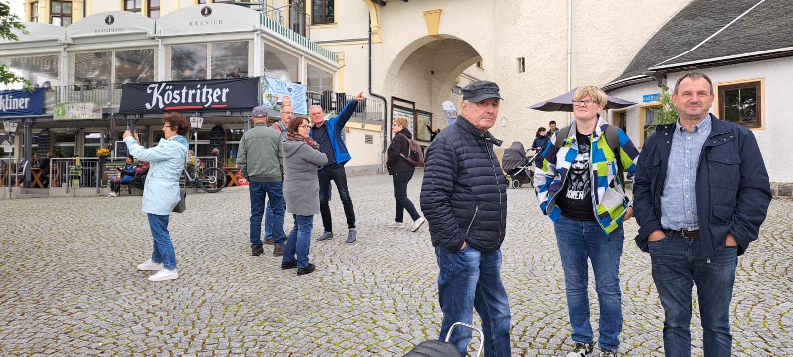 Vereinsmitglieder auf dem Marktplatz vor dem Restaurant