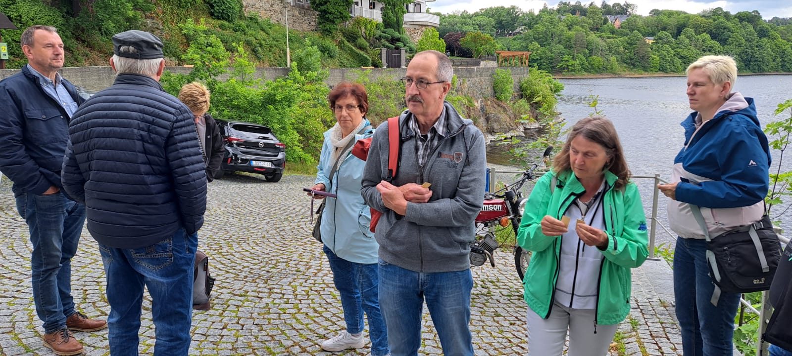 Gruppe am Ufer der Talsperre