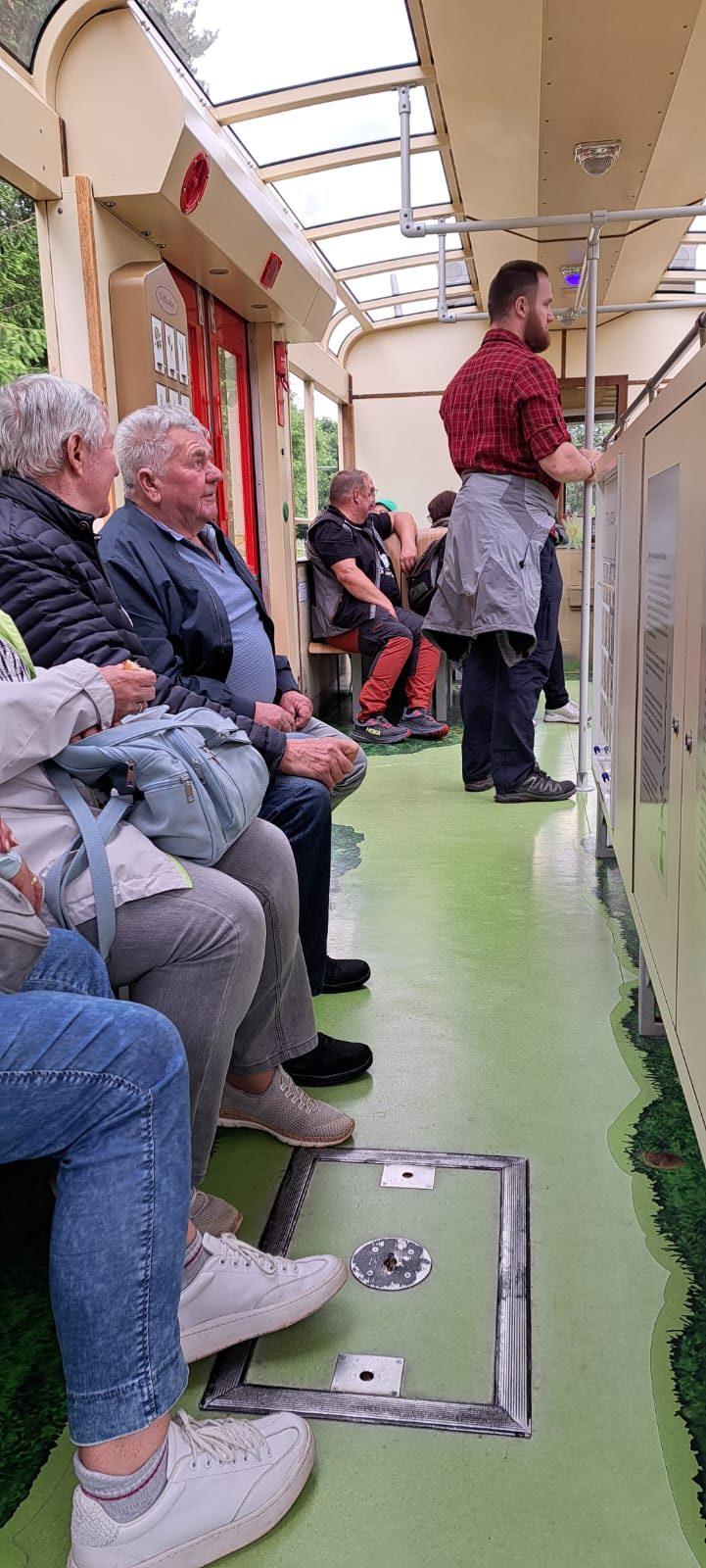 Fahrgäste im Wagen der Bergbahn während der Fahrt
