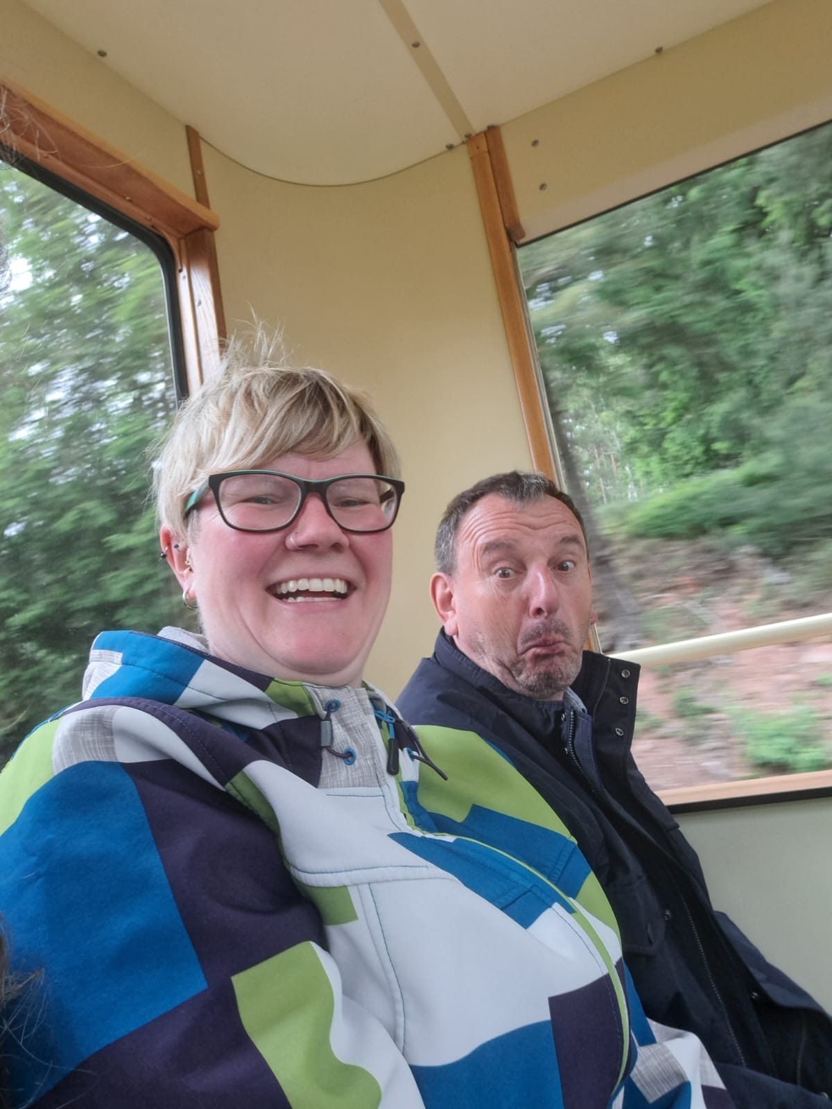 Zwei Vereinsmitglieder in der Bergbahn