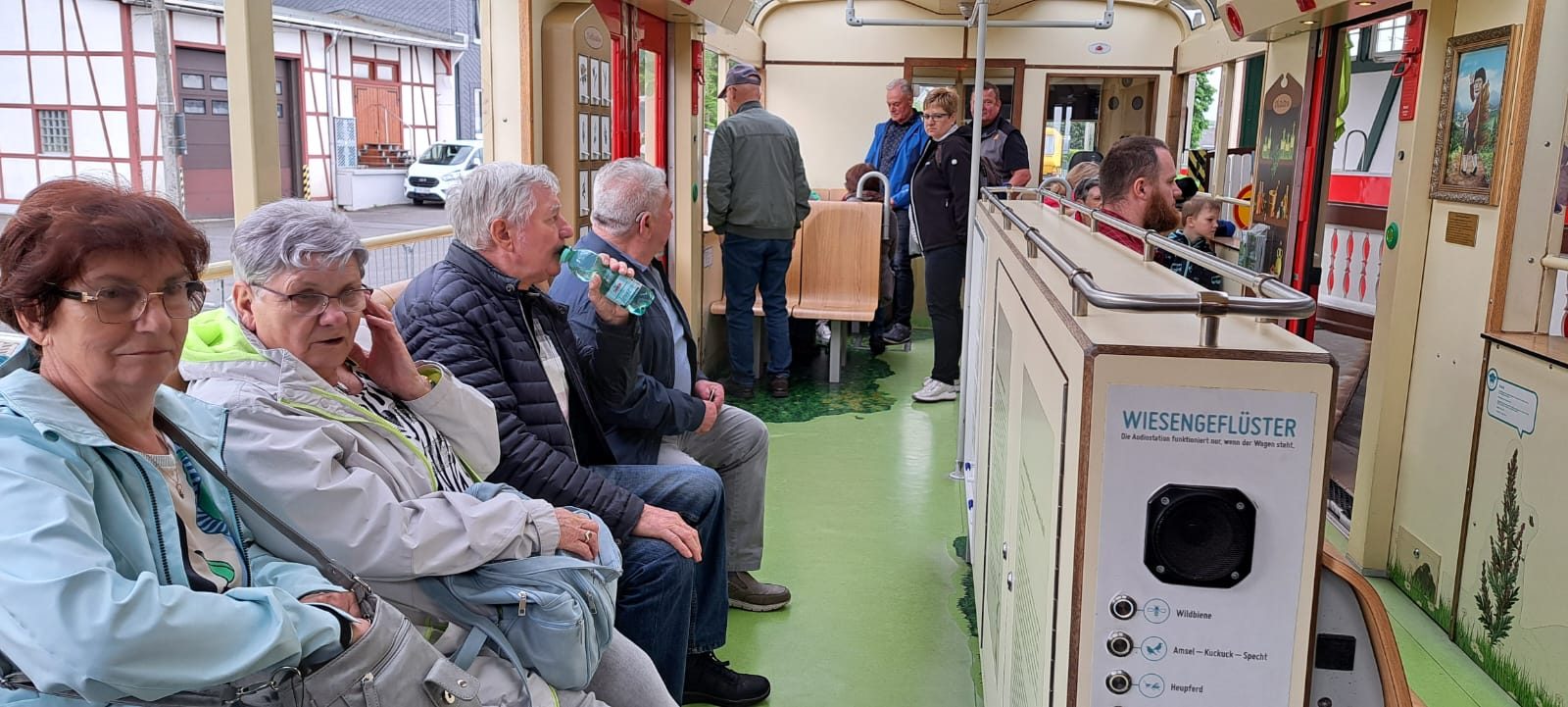 Blick durch den Panoramawagen der Bergbahn