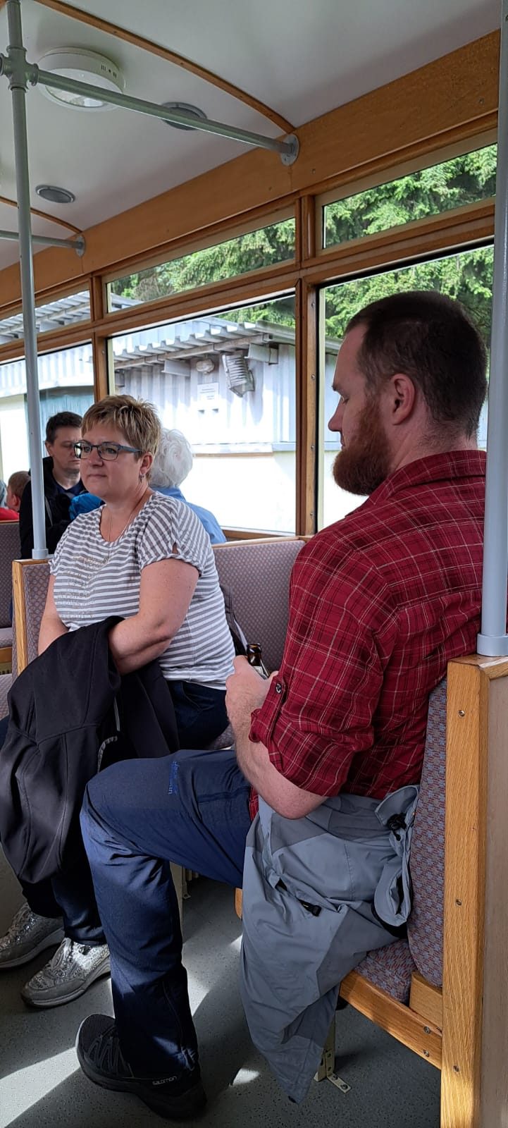 Zwei Vereinsmitglieder im Bergbahnwagen