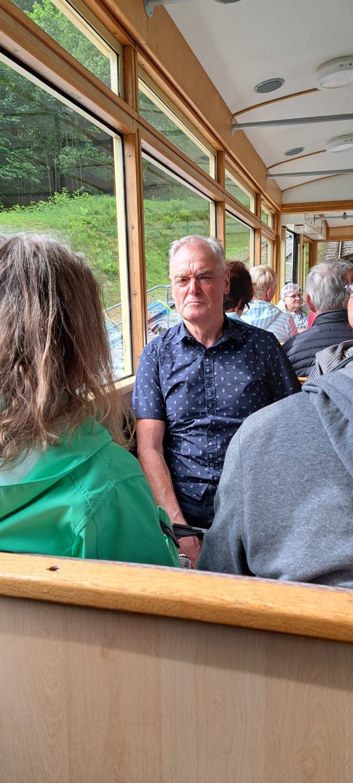 Vereinsmitglied im Bergbahnwagen
