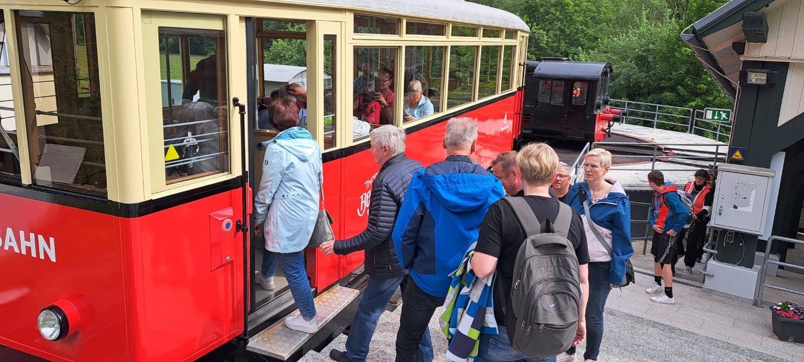 Einstieg in den roten Wagen der Thüringer Bergbahn