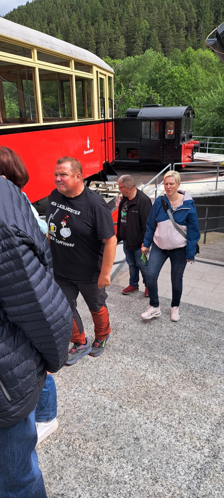 Vereinsmitglieder an der Bergbahnstation