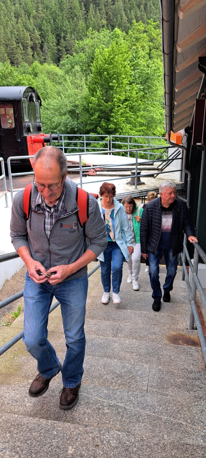 Gruppe geht die Treppe an der Bergstation hinab
