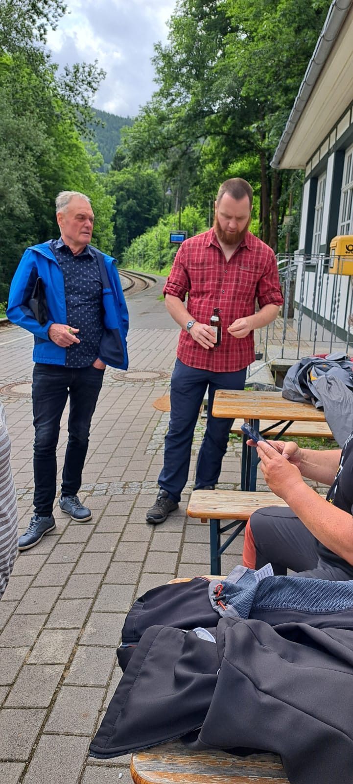 Zwei Vereinsmitglieder an den Biertischen am Bahnhof