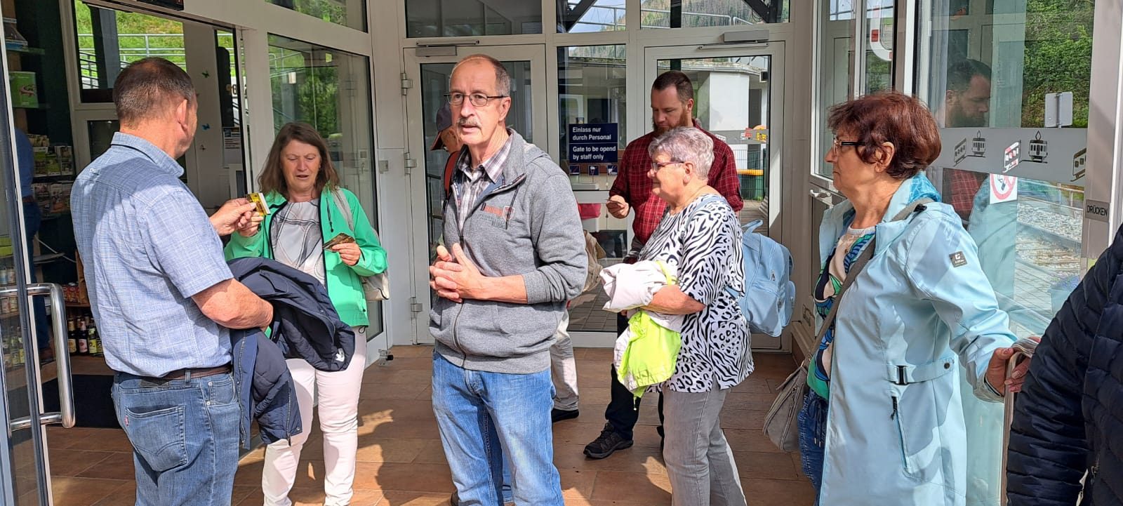Vereinsmitglieder in der Talstation