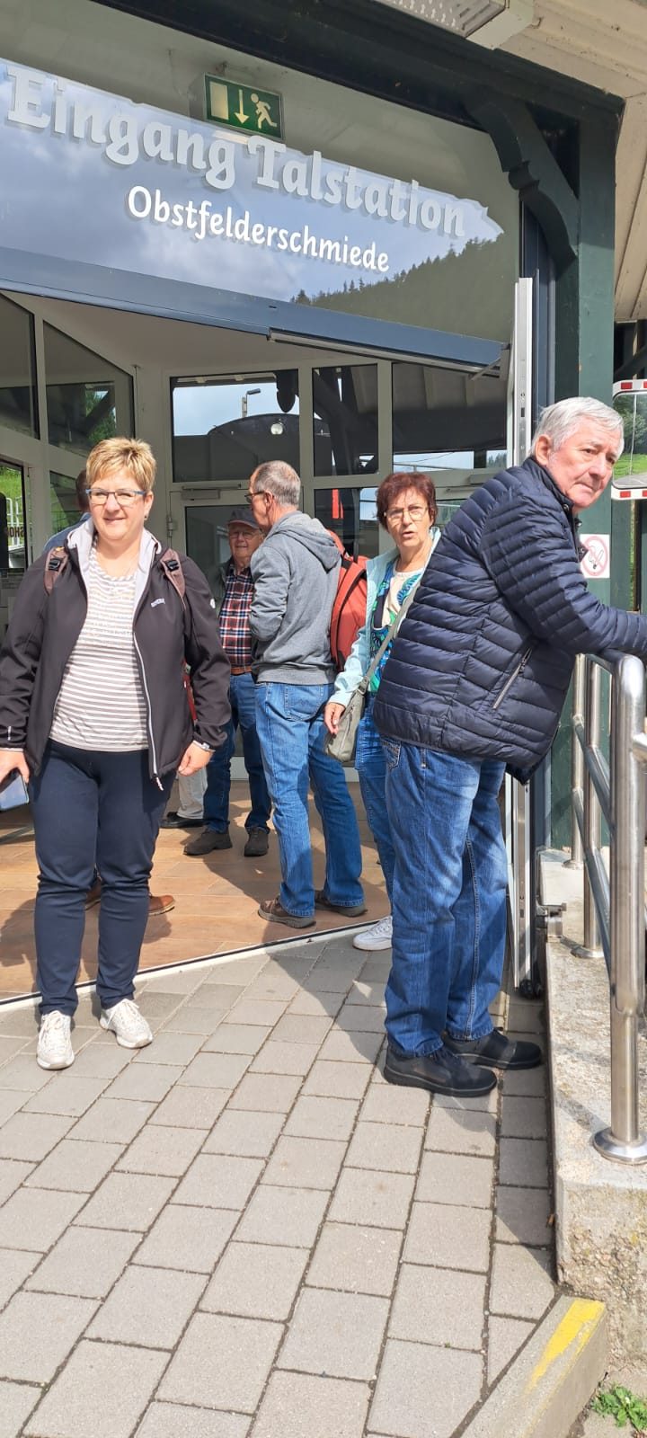 Vereinsmitglieder am Eingang der Talstation Obstfelderschmiede