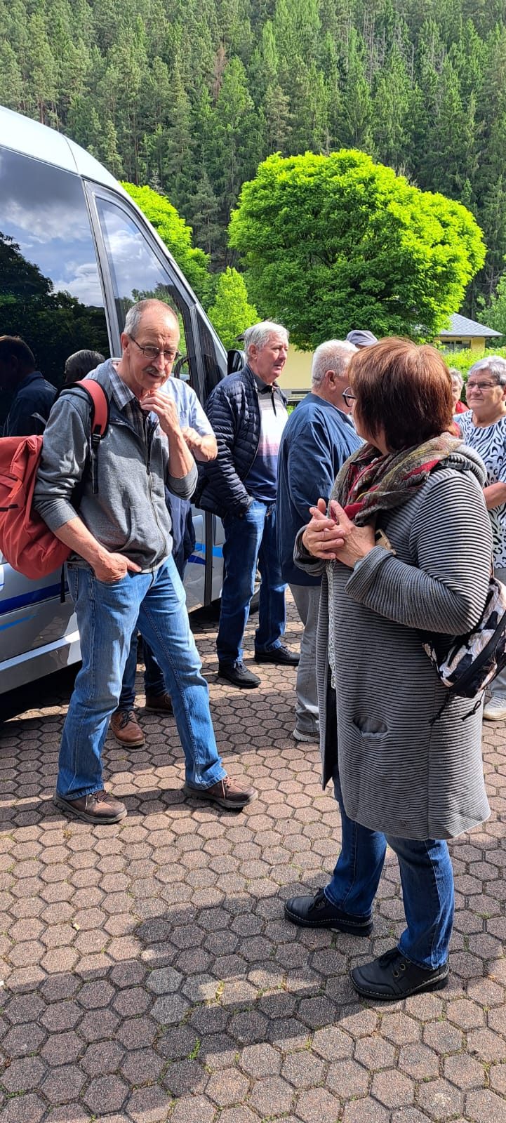 Ausflügler am Bus bei der Ankunft
