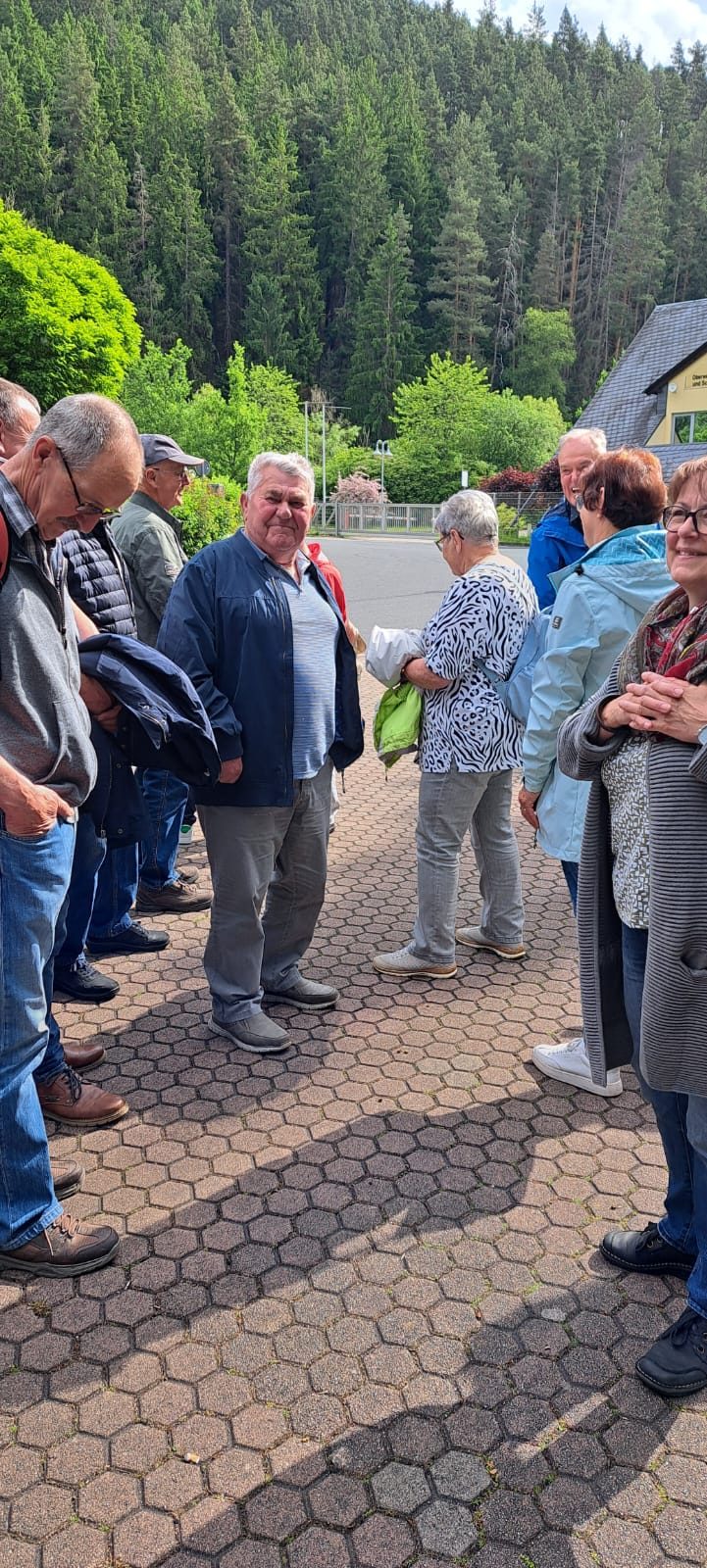 Vereinsmitglieder stehen beisammen und unterhalten sich
